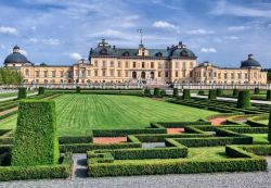 I pittoreschi giardini del castello svedese di Drottningholm, Stoccolma. Immerso in un grande parco, il palazzo è divenuto una delle principali attrazioni turistiche della città.
 ...