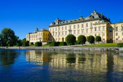Il palazzo di Drottningholm a Stoccolma (Svezia) riflesso nel laghetto antistante - © Inspired By Maps / Shutterstock.com