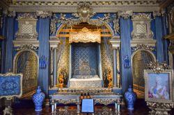 Il Salone Azzurro nel palazzo di Drottningholm a Stoccolma, Svezia. Si tratta di una delle sale più visitate del castello adibito anche a residenza dei reali.
