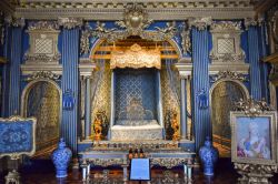 Il Salone Azzurro nel palazzo di Drottningholm a Stoccolma, Svezia. Si tratta di una delle sale più visitate del castello adibito anche a residenza dei reali.
