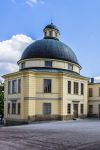 La chiesetta del 1746 nei pressi del palazzo di Drottningholm a Stoccolma, Svezia. L'edificio religioso è tutt'ora utilizzato dai fedeli della parrochia di Lovon. Al suo intenro ...