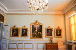 Ritratti dei reali in una sala del castello di Drottningholm a Stoccolma, Svezia.
