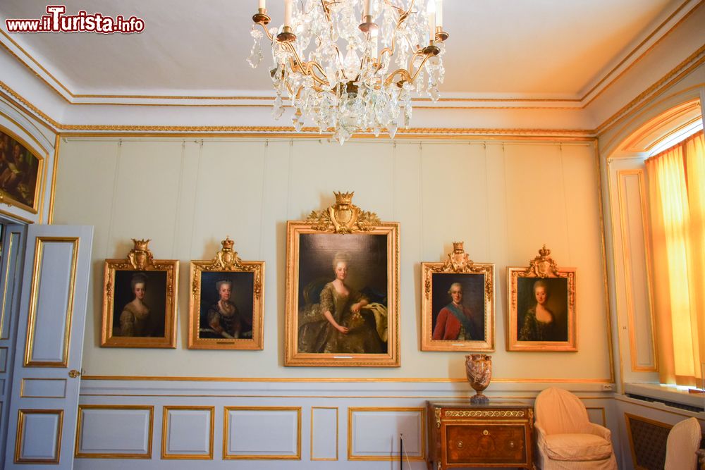 Immagine Ritratti dei reali in una sala del castello di Drottningholm a Stoccolma, Svezia.