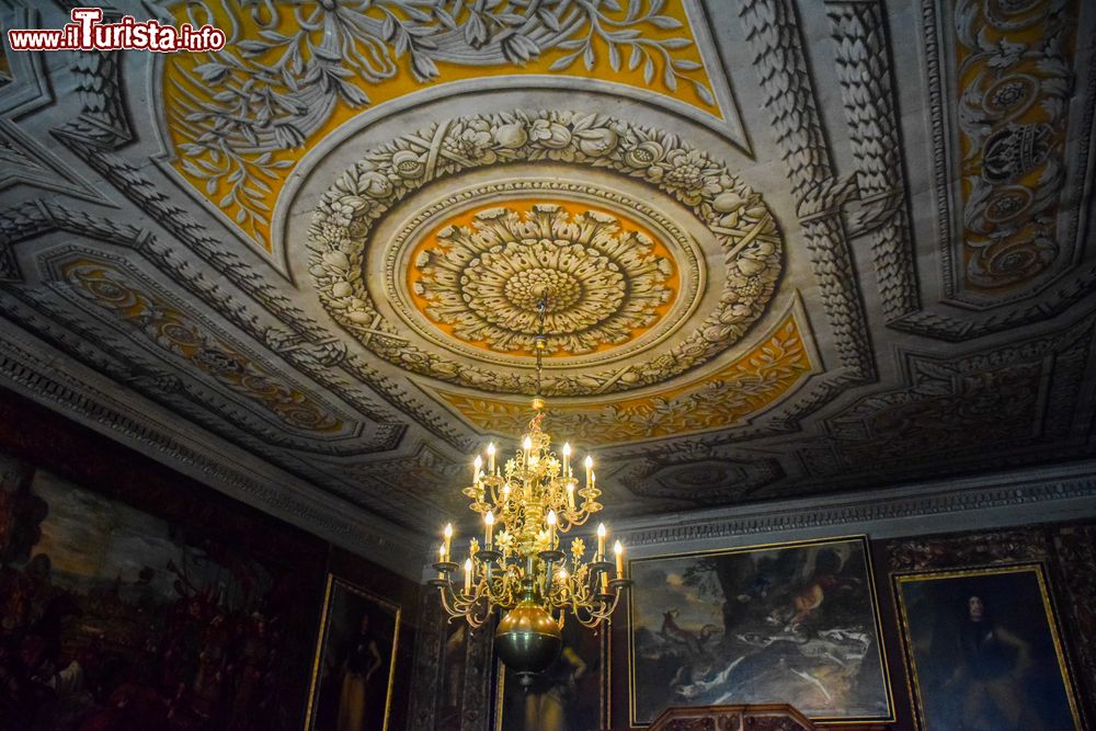 Immagine Il soffitto affrescato di una sala del palazzo reale di Drottningholm, Stoccolma, Svezia.