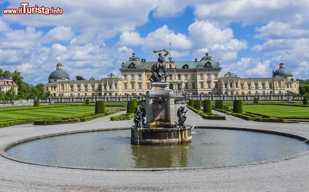 Immagine Una fontana con sculture nei pressi del palazzo di Drottningholm a Stoccolma, Svezia.