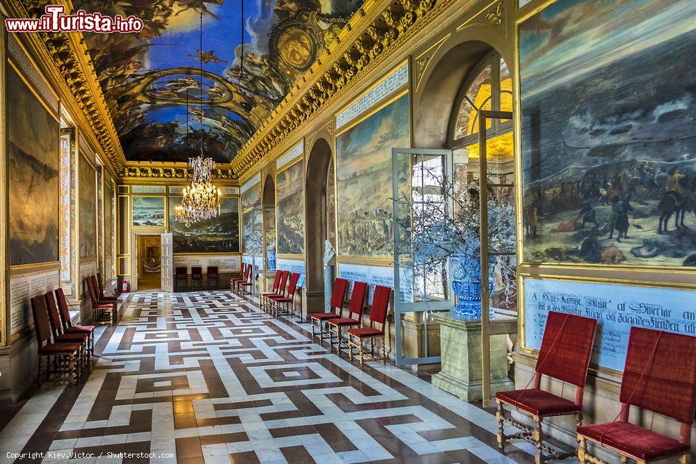 Immagine Una sala affrescata del castello di Drottningholm a Stoccolma, Svezia. Costruito nel 1600 e ispirato alla celebre reggia di Versailles, è anche il castello meglio conservato di Svezia - © Kiev.Victor / Shutterstock.com