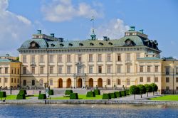L'imponente palazzo reale di Drottningholm a Stoccolma, Svezia: questa dimora è uno dei luoghi simbolo del paese.
