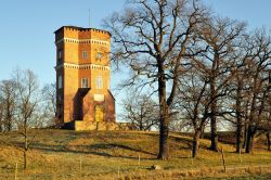 La torre gotica costruita nei pressi del palazzo di Drottningholm, Stoccolma, Svezia.
