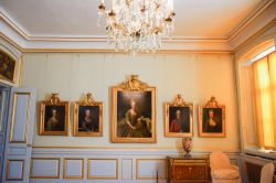 Ritratti dei reali in una sala del castello di Drottningholm a Stoccolma, Svezia.
