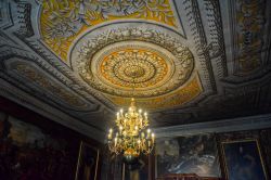 Il soffitto affrescato di una sala del palazzo reale di Drottningholm, Stoccolma, Svezia.
