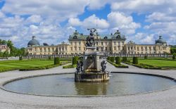 Una fontana con sculture nei pressi del palazzo di Drottningholm a Stoccolma, Svezia.
