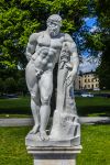 Una statua di marmo sul viale che conduce al palazzo di Drottningholm a Stoccolma, Svezia.
