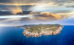 La Costa tra la Torre di Calafuria e il Castello del Boccale a Livorno in Toscana - © GagliardiImages / Shutterstock.com