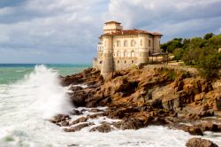 Il Castello del Boccale vicino alla Torre di Calafuria a Livorno, in un giorno ventoso - © Paolo Querci / Shutterstock.com