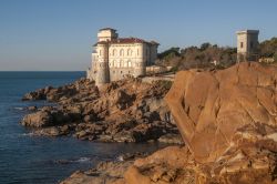 La costa rocciosa a sud di LIvorno e il Castello del Boccale - © Marco Taliani de Marchio / Shutterstock.com