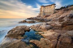 Tramonto suggestivo tra le rocce del Castello del Boccale a Livorno - © LucaMussi94 / Shutterstock.com