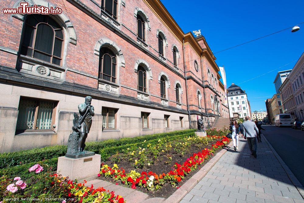 Immagine Architettura della Galleria Nazionale di Oslo, Norvegia. Venne aperta al pubblico nel 1842 in seguito a una decisione del Parlamento norvegese datata 1836 - © Nanisimova / Shutterstock.com