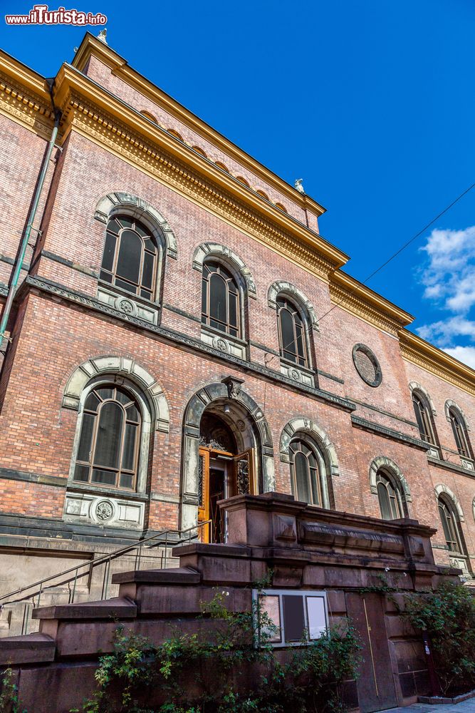 Immagine Ingresso della Galleria Nazionale di Oslo, Norvegia, in una giornata estiva.