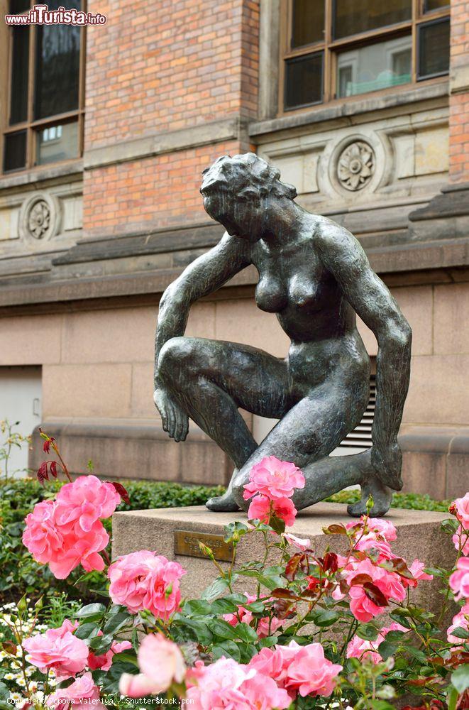 Immagine La scultura di Georg Kolbe intitolata Pieta (1930) di fronte alla National Gallery in Universitetsgata, Oslo - © Popova Valeriya / Shutterstock.com