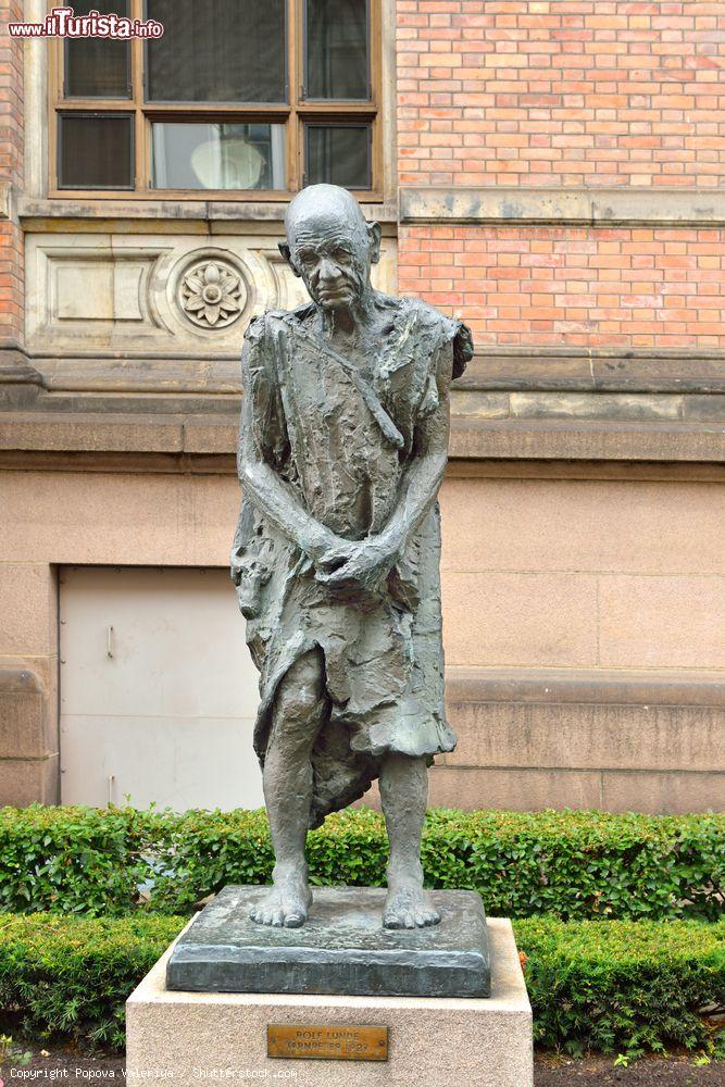 Immagine La statua di Tarn Peter (1927) di Rolf Lunde alla National Gallery di Oslo (Norvegia) - © Popova Valeriya / Shutterstock.com