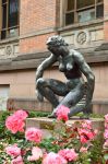 La scultura di Georg Kolbe intitolata Pieta (1930) di fronte alla National Gallery in Universitetsgata, Oslo - © Popova Valeriya / Shutterstock.com