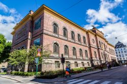 La National Gallery di Oslo, Norvegia. Fa parte del grande complesso del Museo Nazionale e ospita la maggiore esposizione di arte norvegese e straniera - © S-F / Shutterstock.com