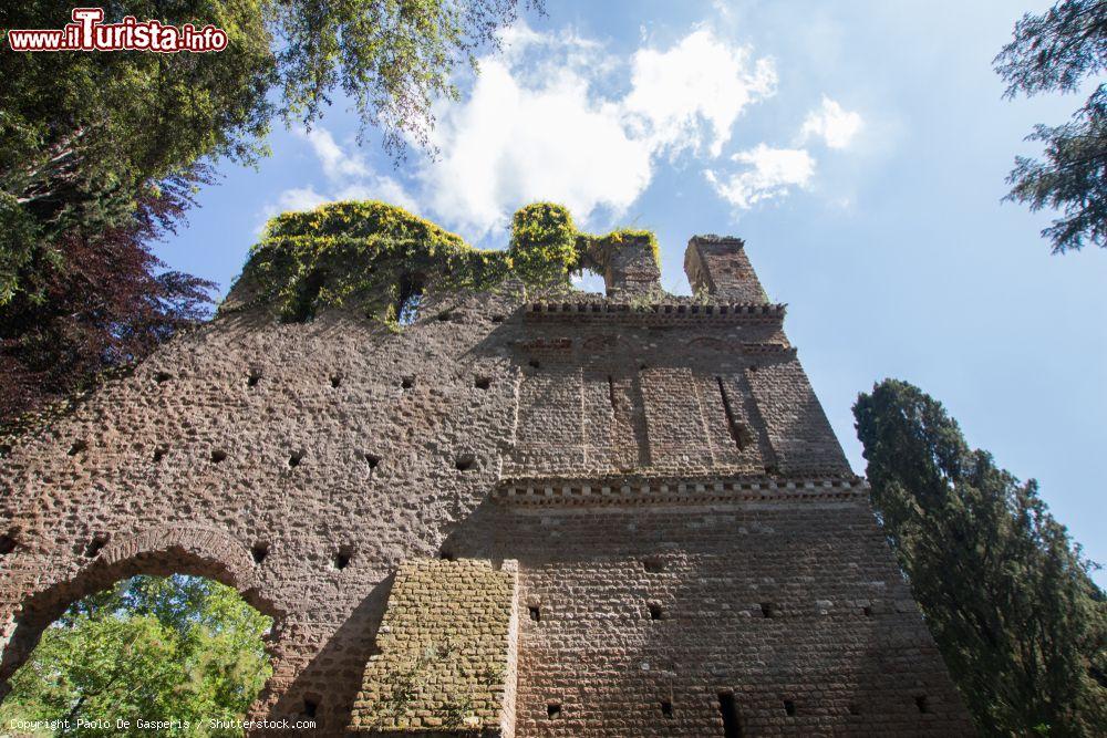 Immagine Architettura medievale al Giardino di Ninfa, Cisterna di Latina (Lazio) - © Paolo De Gasperis / Shutterstock.com