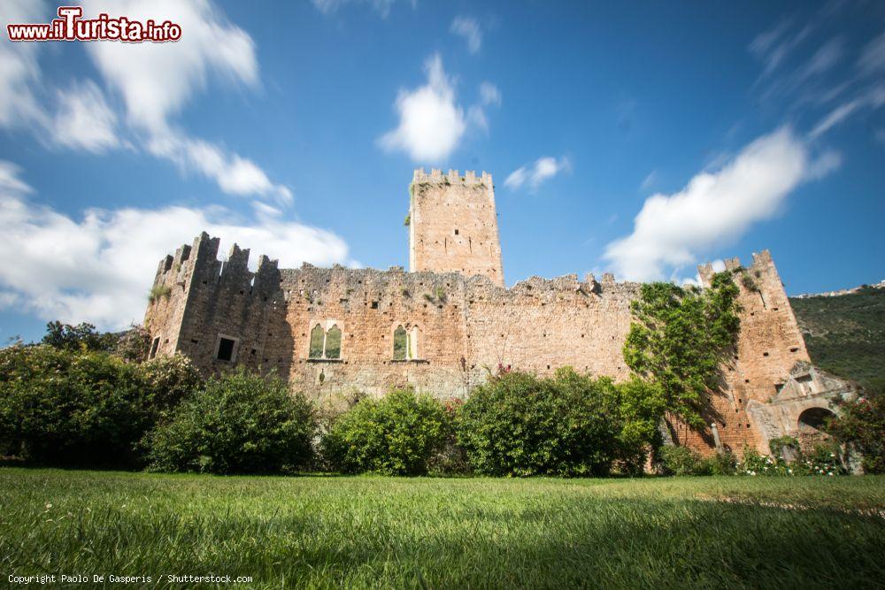 Immagine Il castello e le antiche rovine del Giardino di Ninfa a Cisterna di Latina, Lazio. La fortezza si trova nei pressi del lago, fuori dalle mura: costruito nel XII° secolo e successivamente ampliato da Pietro Caetani, venne poi utilizzato come prigione prima di essere abbandonato - © Paolo De Gasperis / Shutterstock.com