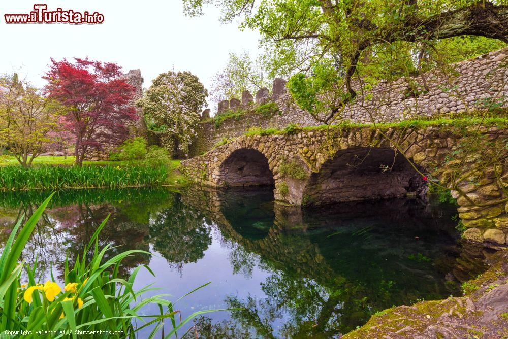 Immagine Il monumento naturale a Cisterna di Latina, Lazio: il Giardino di Ninfa sorge sull'area della scomparsa cittadina medievale di Ninfa - © ValerioMei / Shutterstock.com