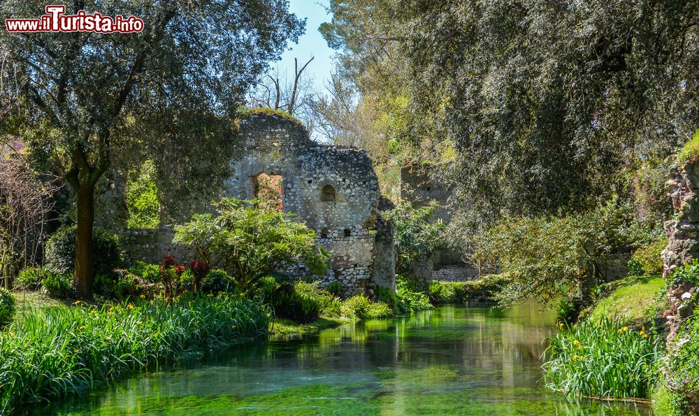 Immagine Paesaggio naturale al Giardino di Ninfa, Cisterna di Latina, con i ruderi sullo sfondo (Lazio).