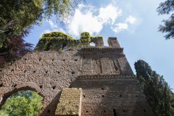 Architettura medievale al Giardino di Ninfa, Cisterna di Latina (Lazio) - © Paolo De Gasperis / Shutterstock.com