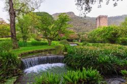 Uno scorcio del Giardino di Ninfa, Cisterna di Latina, Lazio. Questo prezioso monumento naturale italiano sorge al confine con Norma e Sermoneta. Si tratta di un tipico giardino all'inglese ...