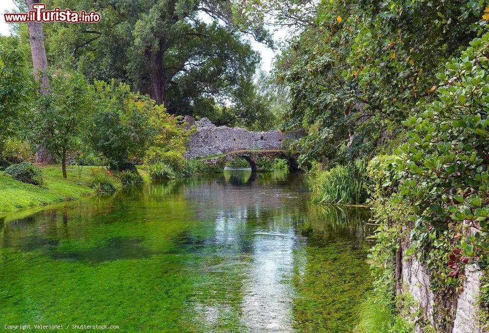 Immagine Ruscelli e rovine medievali al Giardino di Ninfa, Cisterna di Latina (Lazio) - © ValerioMei / Shutterstock.com