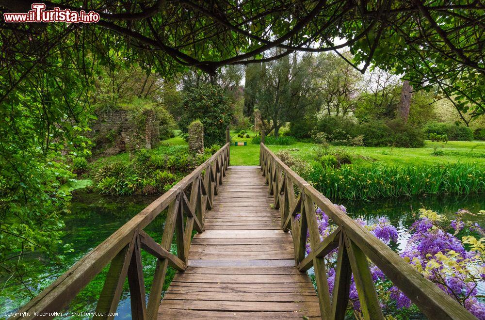 Immagine Un ponte in legno immerso nella vegetazione del Giardino di Ninfa, Cisterna di Latina (Lazio) - © ValerioMei / Shutterstock.com