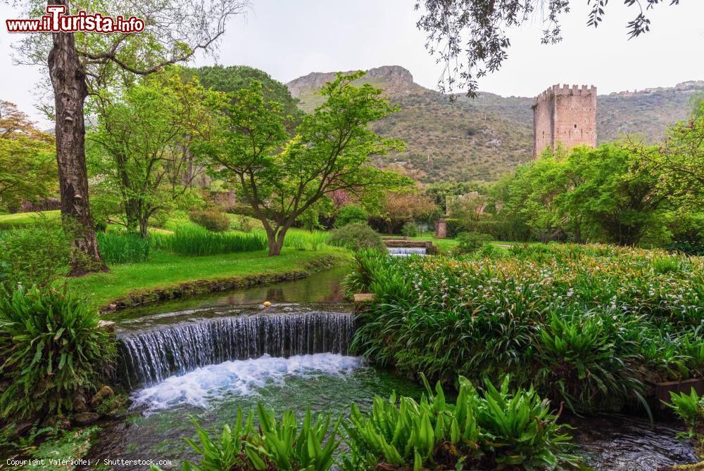 Immagine Uno scorcio del Giardino di Ninfa, Cisterna di Latina, Lazio. Questo prezioso monumento naturale italiano sorge al confine con Norma e Sermoneta. Si tratta di un tipico giardino all'inglese con ruderi medievali, ruscelli e piccole cascate - © ValerioMei / Shutterstock.com