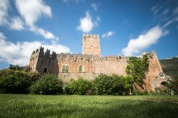 Il castello e le antiche rovine del Giardino di Ninfa a Cisterna di Latina, Lazio. La fortezza si trova nei pressi del lago, fuori dalle mura: costruito nel XII° secolo e successivamente ...