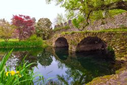 Il monumento naturale a Cisterna di Latina, Lazio: il Giardino di Ninfa sorge sull'area della scomparsa cittadina medievale di Ninfa - © ValerioMei / Shutterstock.com