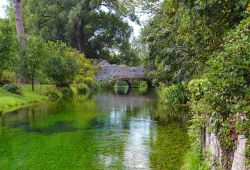 Ruscelli e rovine medievali al Giardino di Ninfa, Cisterna di Latina (Lazio) - © ValerioMei / Shutterstock.com