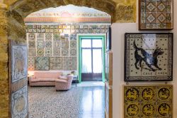 La visita alla collezione delle maioliche alle Stanze del Genio di Palermo - © www.stanzealgenio.it