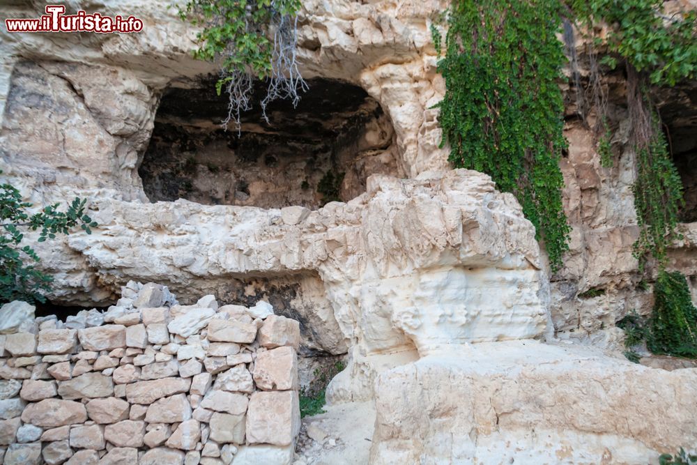 Immagine Resti archeologici a Cava d'Ispica il canyondella regione di modica in Siclilia