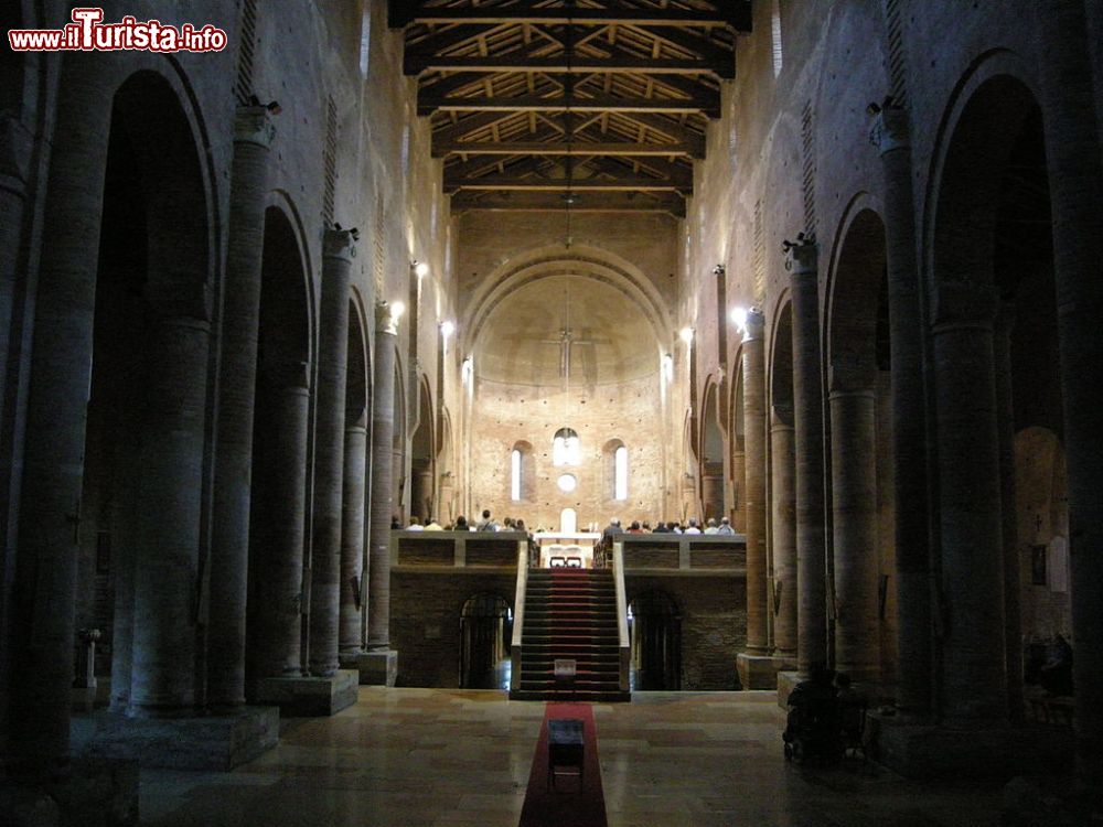 Immagine Interno della navata centrale della Abbazia di Nonantola, provincia di Modena - © Sailko, CC BY-SA 3.0, Wikipedia