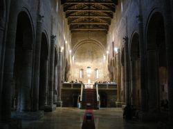 Interno della navata centrale della Abbazia di Nonantola, provincia di Modena - © Sailko, CC BY-SA 3.0, Wikipedia