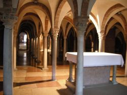 La cripta dell'Abbazia di Nonantola - © Sailko, CC BY-SA 3.0, Wikipedia