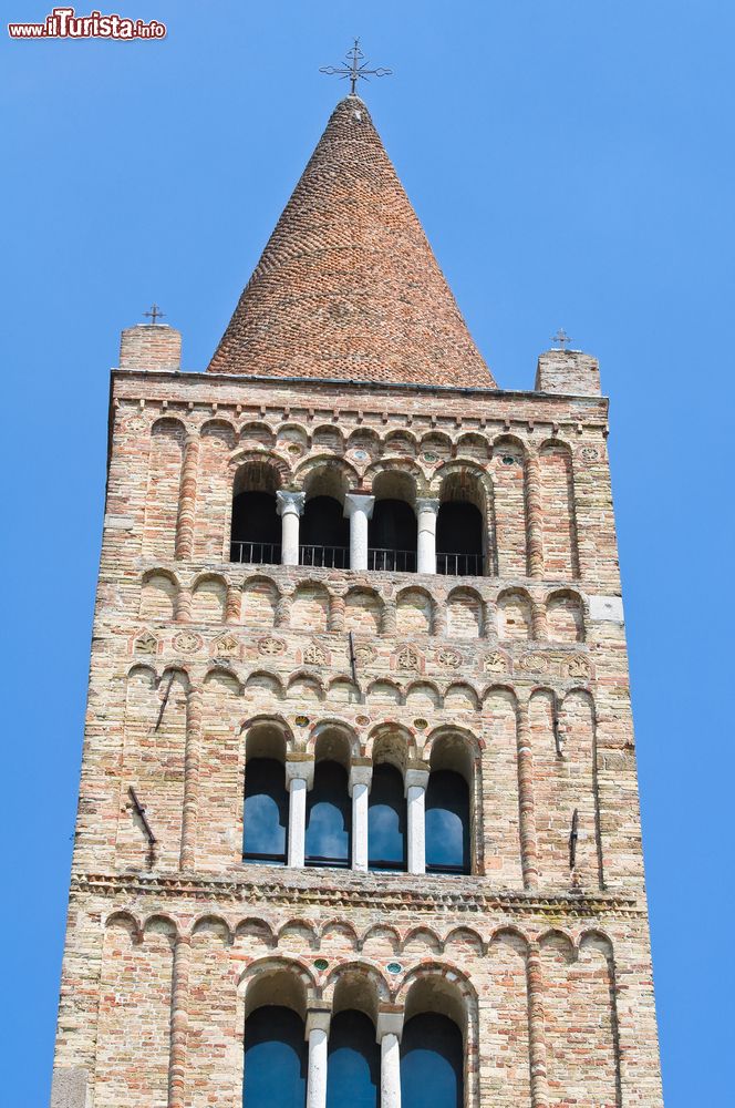 Immagine Dettaglio del campanile romanico dell'Abbazia di Pomposa in Emilia-Romagna