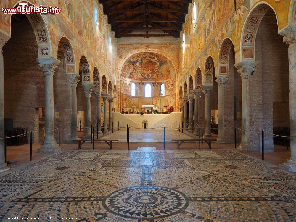 Immagine L'interno dell'Abbazia di Pomposa a Codigoro, la storica cattedrale romanica sulla costa dei lidi Ferraresi - © Gaia Conventi / Shutterstock.com