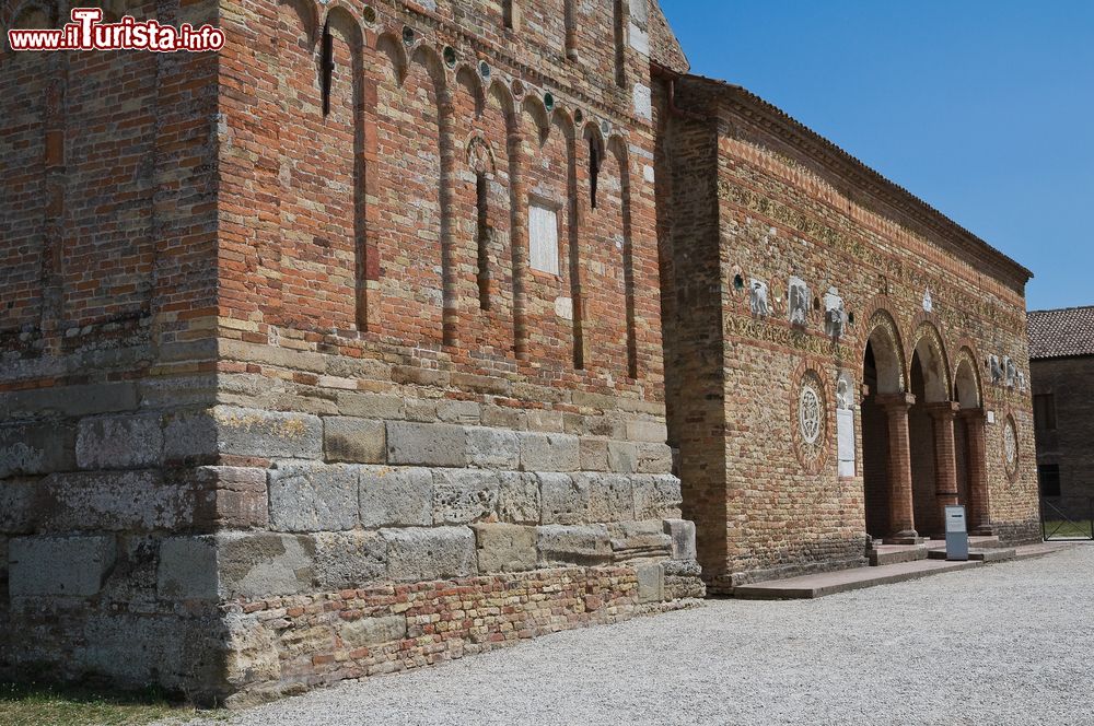 Immagine La base del campanile di Pomposa e la chiesa medievale nel comune di Codigoro