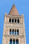 Dettaglio del campanile romanico dell'Abbazia di Pomposa in Emilia-Romagna