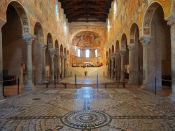 L'interno dell'Abbazia di Pomposa a Codigoro, la storica cattedrale romanica sulla costa dei lidi Ferraresi - © Gaia Conventi / Shutterstock.com