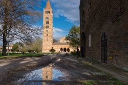 Uno scorcio della storica abbazia di Pomoposa a Codigoro, provincia di Ferrara - © starmaro / Shutterstock.com