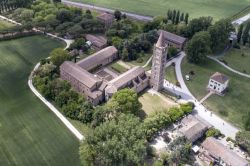 Vista aerea del complesso architettonico dell'Abbazia di Pomposa in Emilia-Romagna